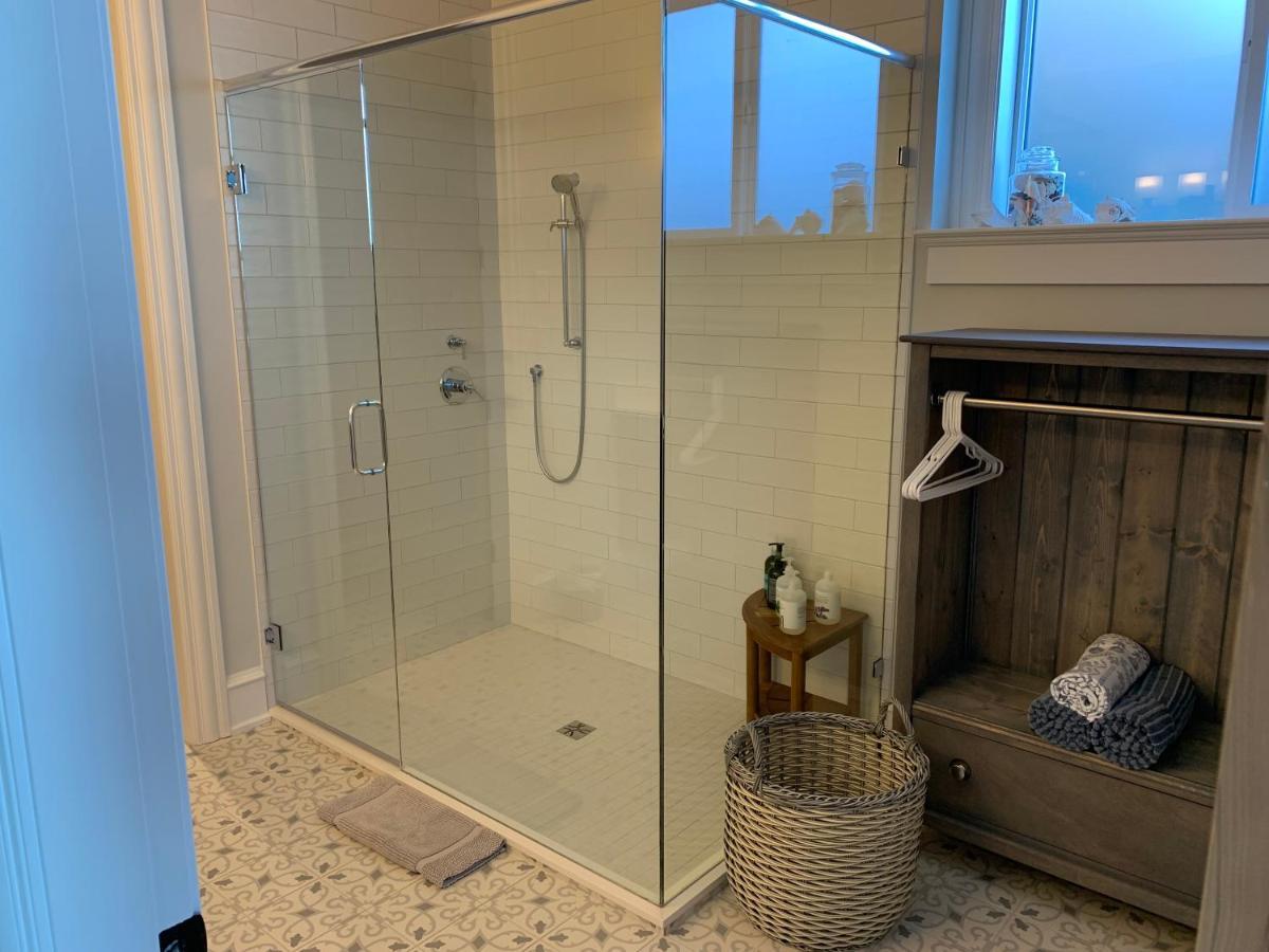 Ocean Front Private Suite Виктория Экстерьер фото