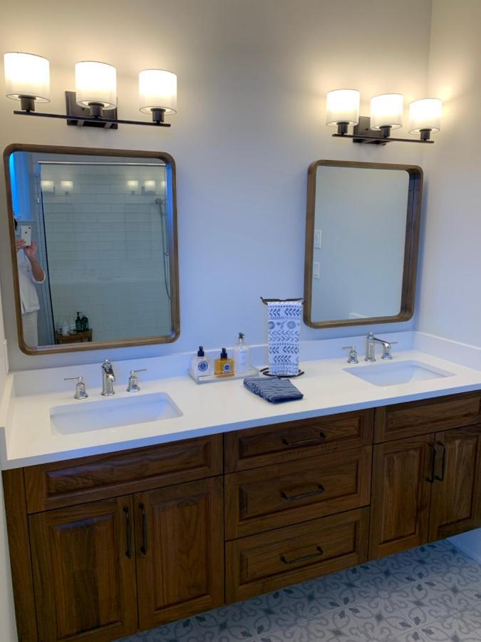 Ocean Front Private Suite Виктория Экстерьер фото