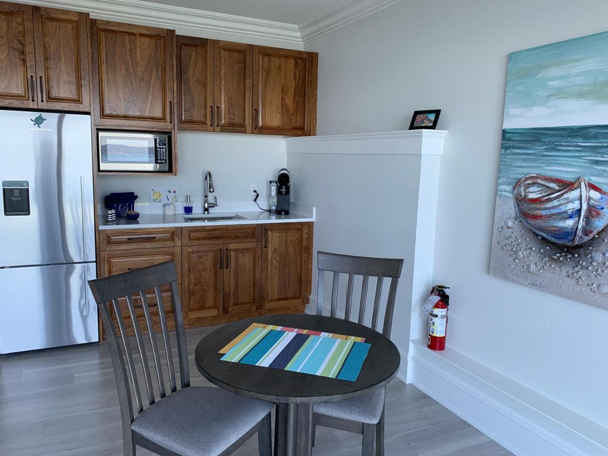 Ocean Front Private Suite Виктория Экстерьер фото